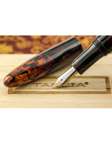 Taccia Miyabi Collection: Amber Crystal Fountain Pen hantent personnes